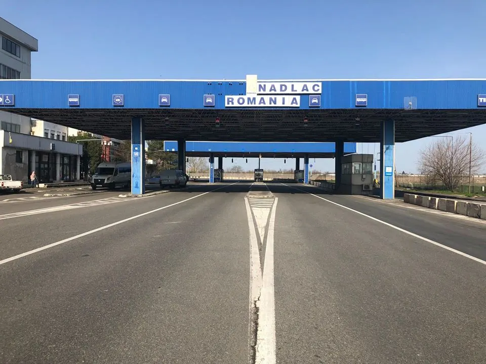 Arad: AUDIO Pentru prima dată în ultima perioadă, numărul persoanelor care au ieșit din România este mai mare decât al celor care au intrat, pe la Nădlac 1. Câți oameni au trecut
