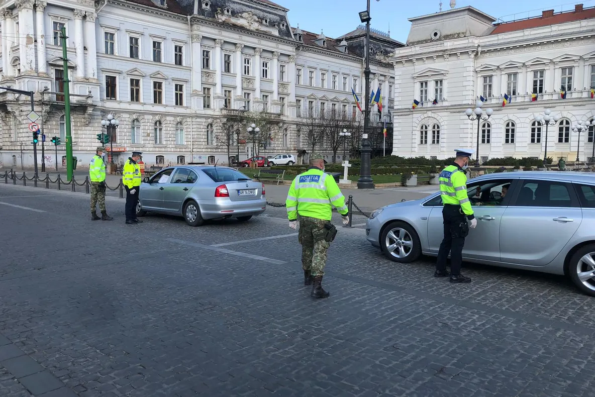 Arad: Peste 600 de persoane controlate și 43 de amenzi în valoare de 121.000 de lei, pentru nerespectarea ordonanțelor militare, la Arad