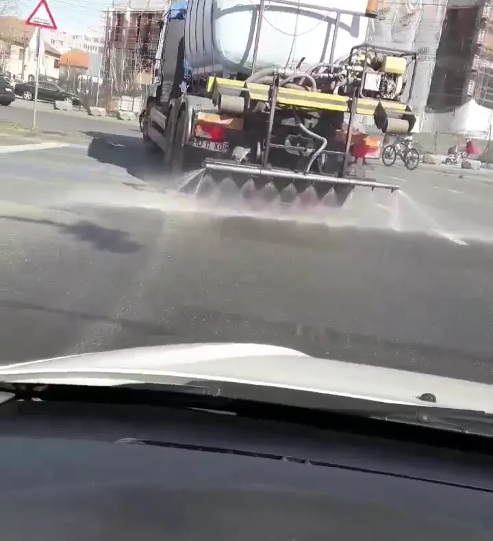 Arad: AUDIO VIDEO Cele mai circulate străzi și intrările în Arad, spălate cu dezinfectanți pe bază de alcooli, pentru prevenirea extinderii coronavirusului