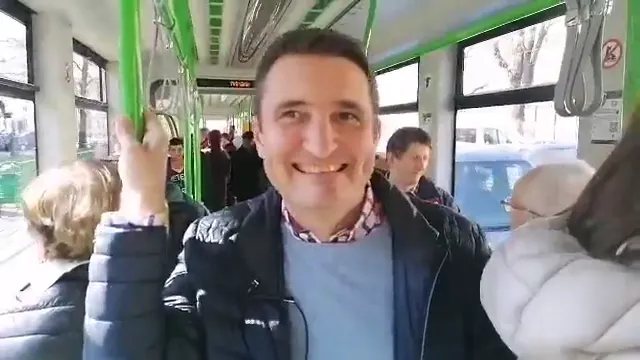 Arad: VIDEO Primarul municipiului Arad, Călin Bibarț, a mers cu primul tramvai venit în stație pentru a dovedi că transportul public e dezinfectat și sigur