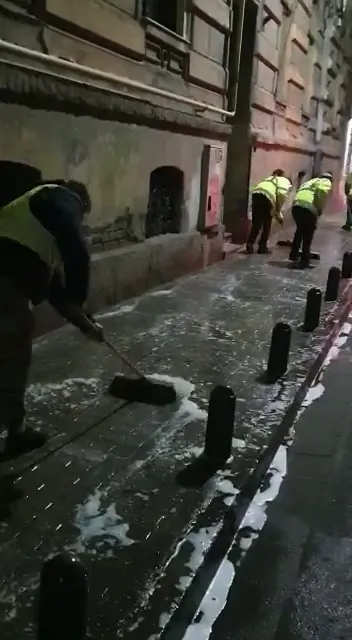 Arad: AUDIO VIDEO Trotuarele din municipiul Arad, dezinfectate în fiecare noapte. Motivul