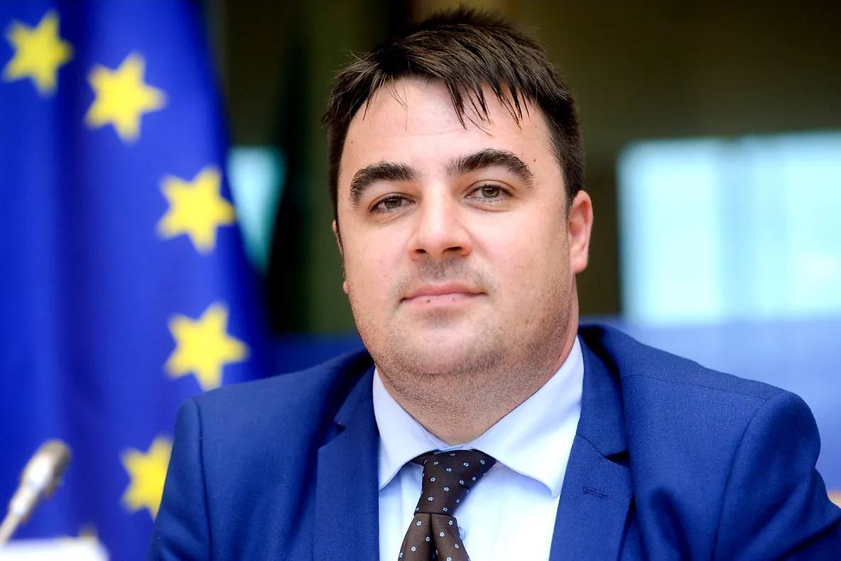 Arad: Europarlamentarul Vlad Botoș, președintele USR Arad, cere Guvernului să redeschidă fabrica de seringi de unică folosinţă Sanevit din Arad, închisă de mai mulţi ani