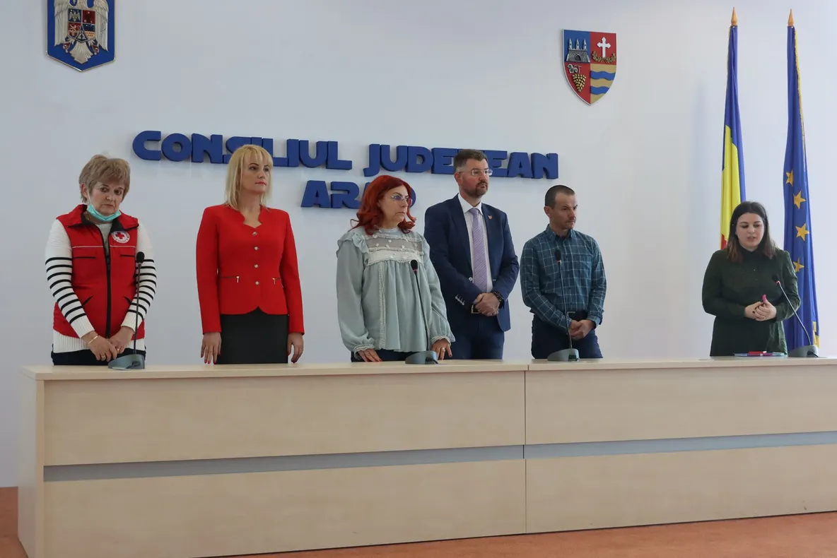 Arad: AUDIO 0257-983 și 0787-806.562, telefoanele la care pot obține ajutor cei care au probleme din cauza coronavirusului