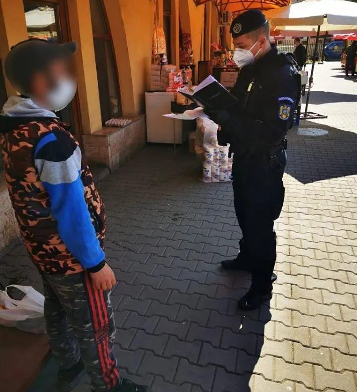 Arad: AUDIO Un vânzător de țigări de contrabandă și-a părăsit locuința "în interes profesional". Jandarmii au luat imediat măsuri