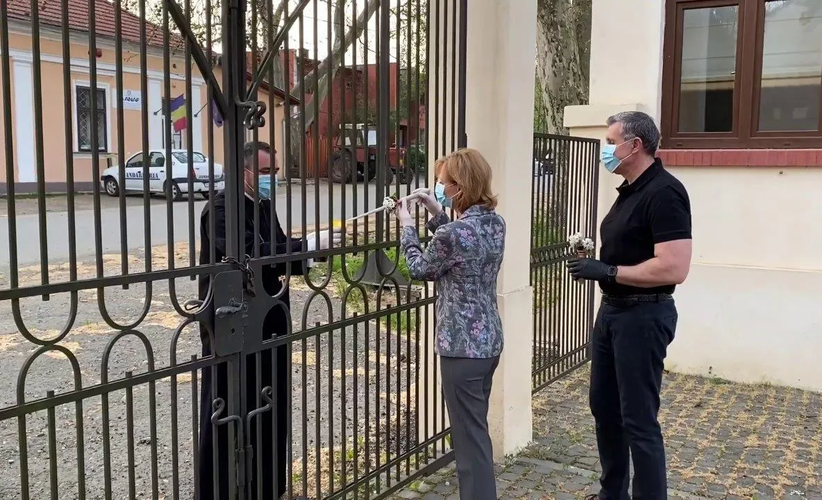 Arad: FOTO VIDEO Familia Regală a României a primit Lumina Învierii din Sfântul Altar, la Săvârșin