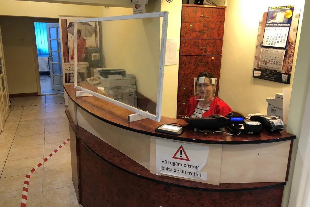 Arad: Peste 500 de viziere şi o sută de geamuri de protecţie, pentru aproape toate cabinetele de medicină de familie şi centrele de permanenţă din Arad