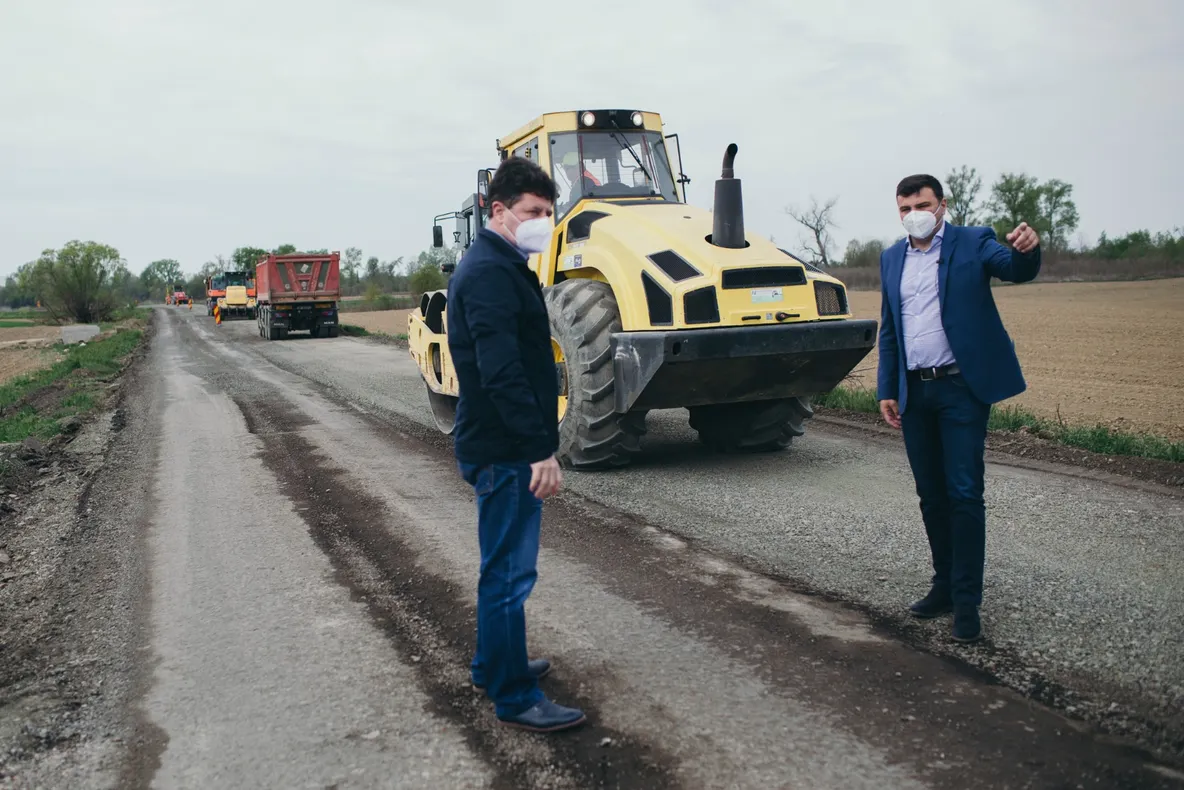 Arad: Se asfaltează drumul către "Perla Munților Apuseni"