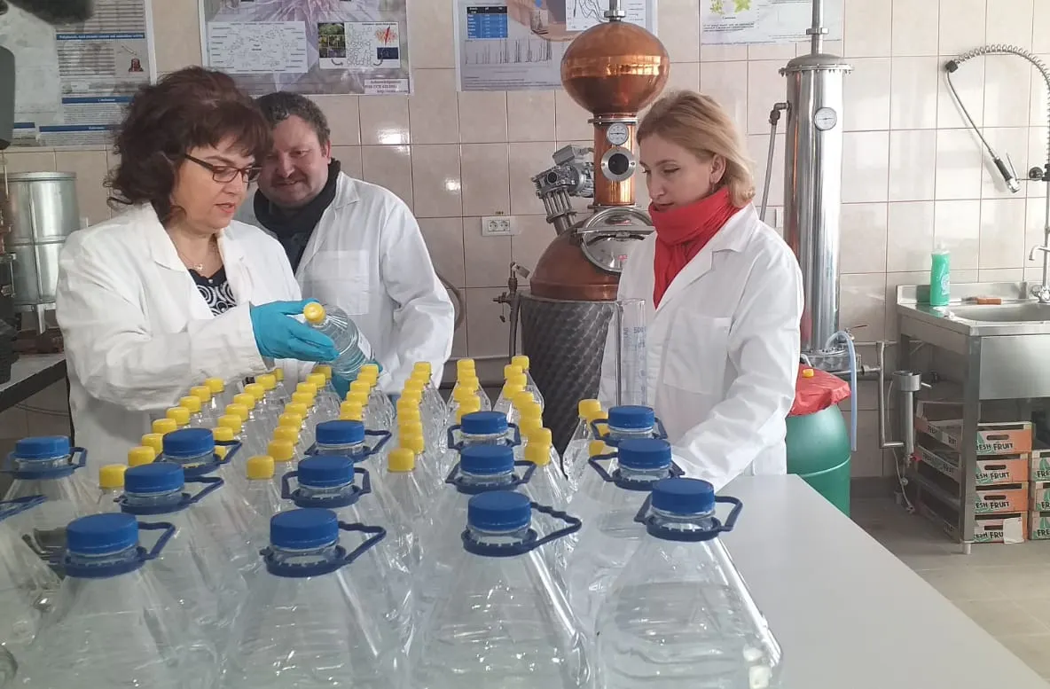 Arad: Peste 1.000 de litri dezinfectați produși în laboratoarele UAV Arad, donați celor care luptă în prima linie cu noul coronavirus din vestul țării 