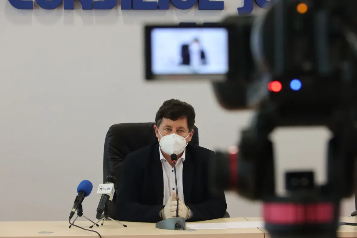Arad: AUDIO Autorităţile din Arad se aşteaptă ca aglomeraţia de la frontiera cu Ungaria să se vadă în numărul de cazuri noi de COVID-19, care ar putea creşte 