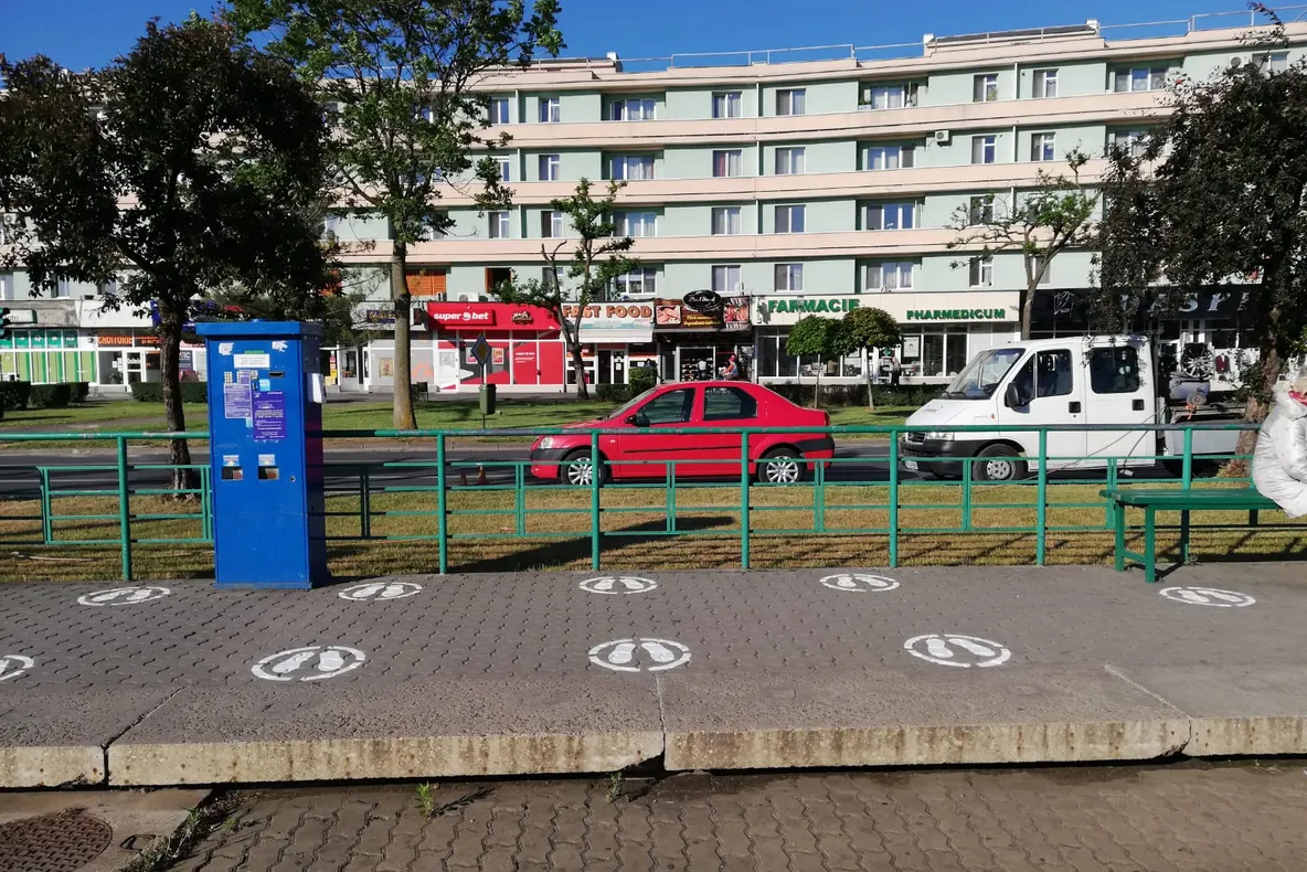 Arad: AUDIO FOTO Marcaje speciale, în formă de pași, în stațiile de tramvai din Arad, pentru distanțarea socială