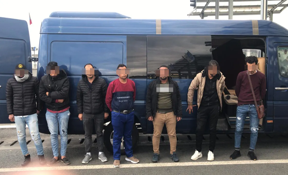Arad: FOTO VIDEO Rețea de traficanți de migranți, pe la Nădlac, care folosea ca paravan românii care mergeau la lucru, destructurată de către DIICOT