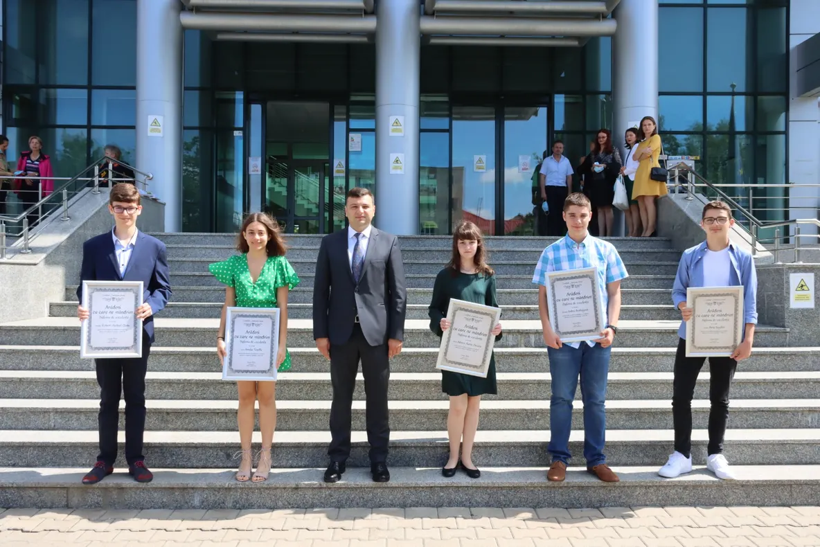 Arad: AUDIO Cei 5 elevi de 10 ai Aradului, de la Evaluarea Națională, au primit diploma "Arădeni cu care ne mândrim"