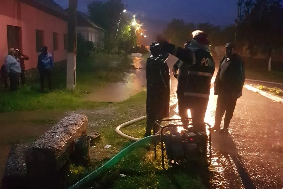 Arad: AUDIO Peste 50 de gospodării, case și anexe și 250 de ha de terenuri din 11 localități din Arad au fost inunate din cauza ploilor torențiale
