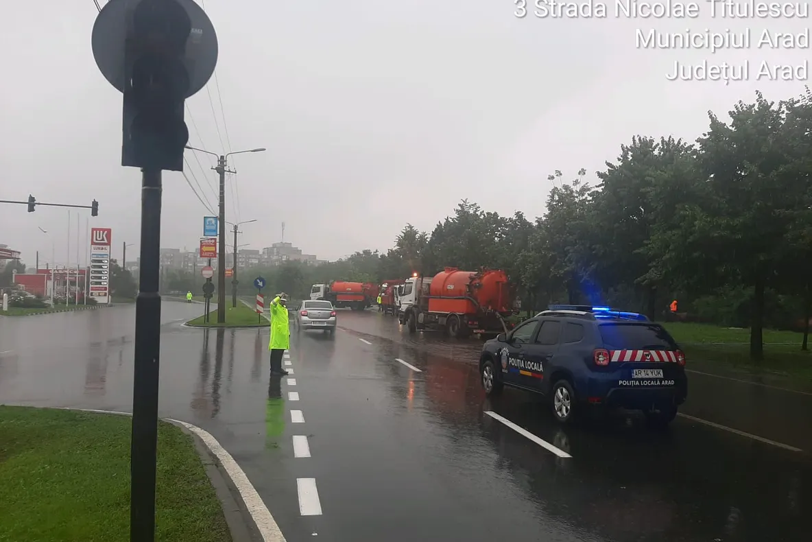 Arad: FOTO Ce zone s-au inundat, miercuri, în Arad din cauza ploilor de peste 60 l/mp