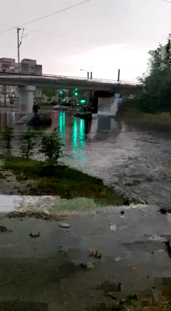 Arad: VIDEO Două mașini, blocate într-un pasaj inundat din Arad. Un șofer a ieșit pe mașină