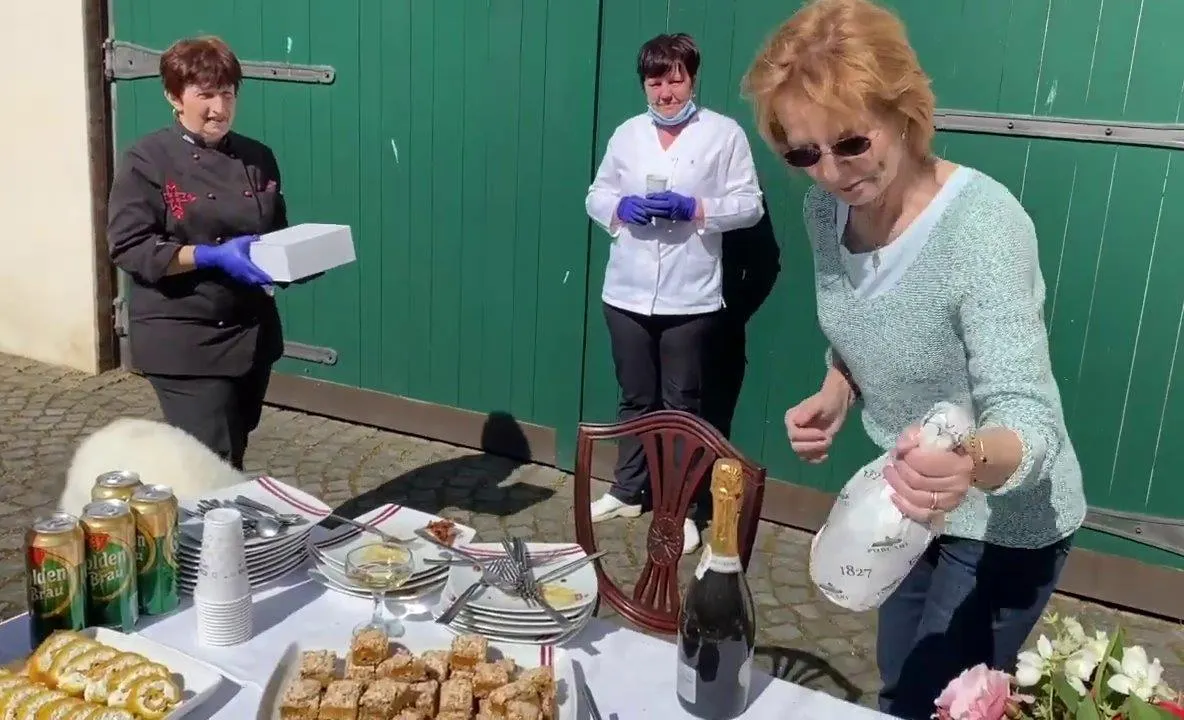 Arad: FOTO VIDEO Maestrul bucătar de la Castelul Regal de la Săvârșin, Viorica Luciana Călin, s-a pensionat după aproape 4 decenii de lucru la castel