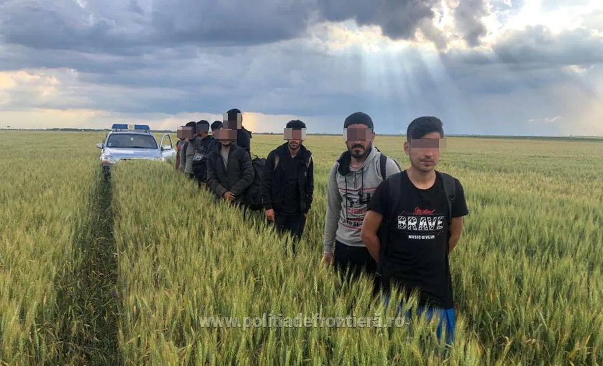 Arad: 10 cetățeni din Afganistan, descoperiți de către polițiștii de frontieră de la Nădlac, când încercau să iasă din România, pe jos, chiar peste câmp 