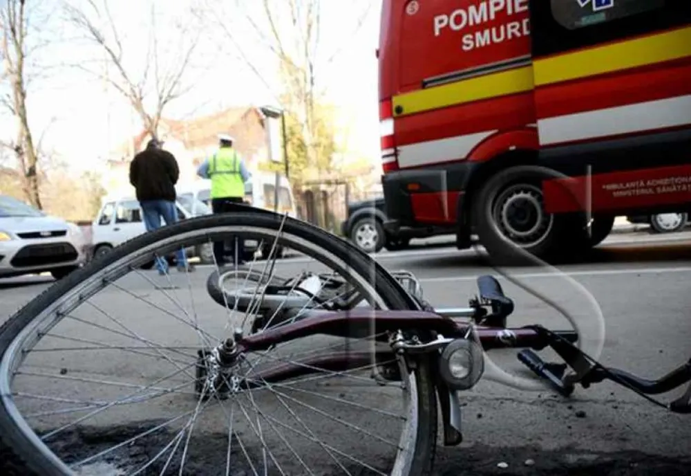 O adolescentă care mergea cu bicicleta a fost accidentată pe un bulevard intens circulat din Arad