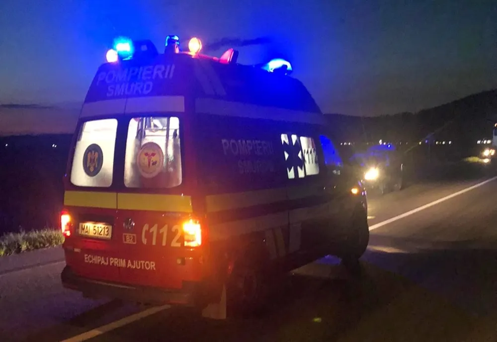 Accident pe o șosea din Arad: un microbuz s-a ciocnit cu un autoturism