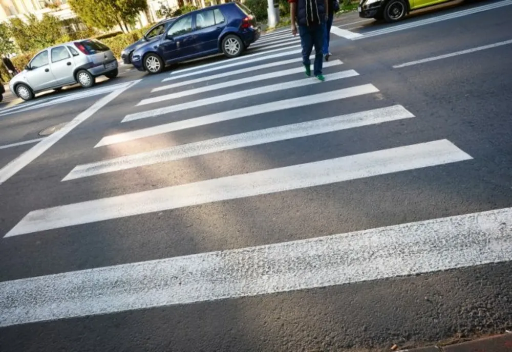 Femeie lovită pe trecerea de pietoni de o autoutilitară al cărei șofer băuse
