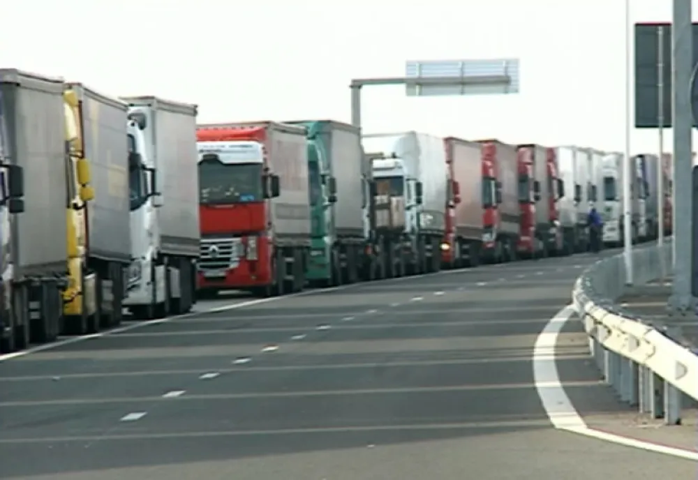 Şoferii de camioane aşteaptă patru ore la ieşirea din ţară prin PTF Nădlac II