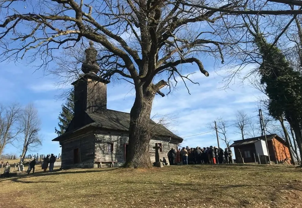 Ambulanța pentru Monumente Arad salvează o biserică de lemn din satul Ionești