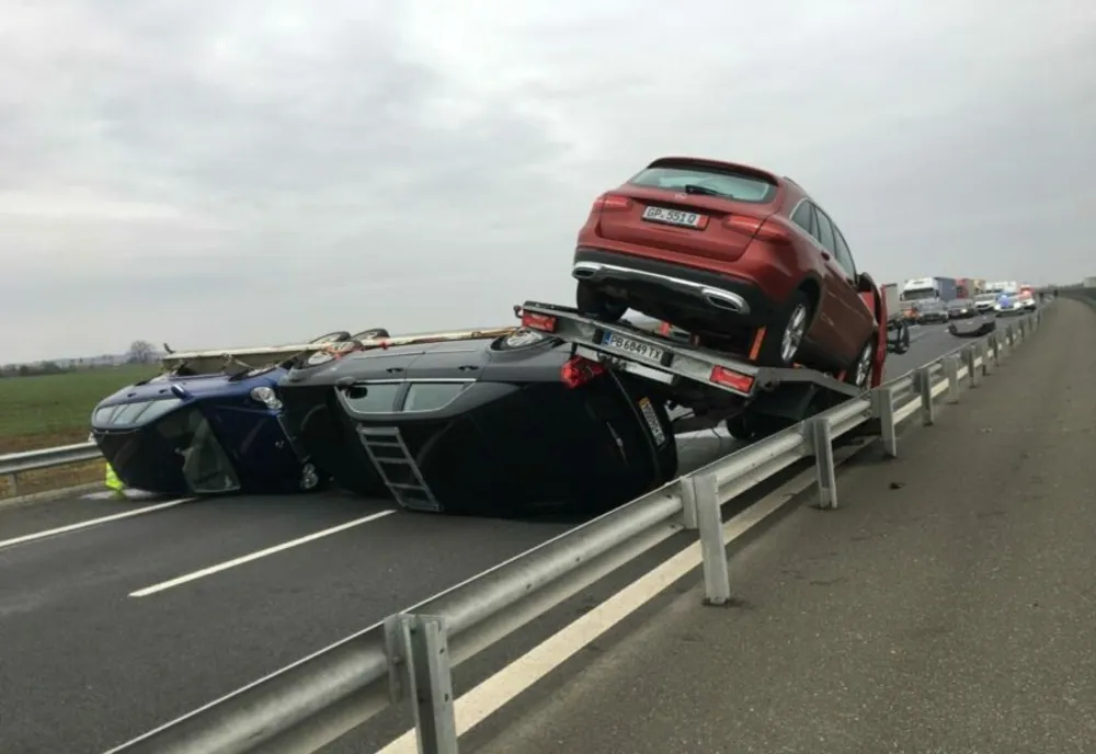 Mașini răsturnate pe autostradă, trafic blocat