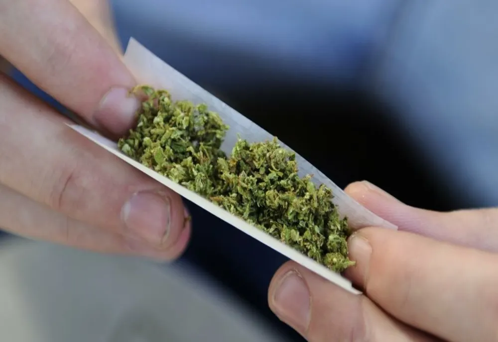 A consumat cannabis și s-a urcat la volan, fără permis