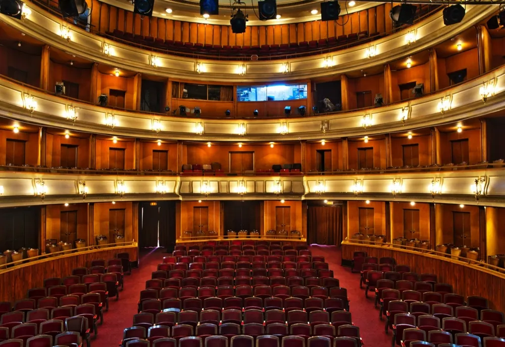  Teatrul Clasic îşi reia spectacolele cu public, dar cu 30% din locurile pentru spectatori