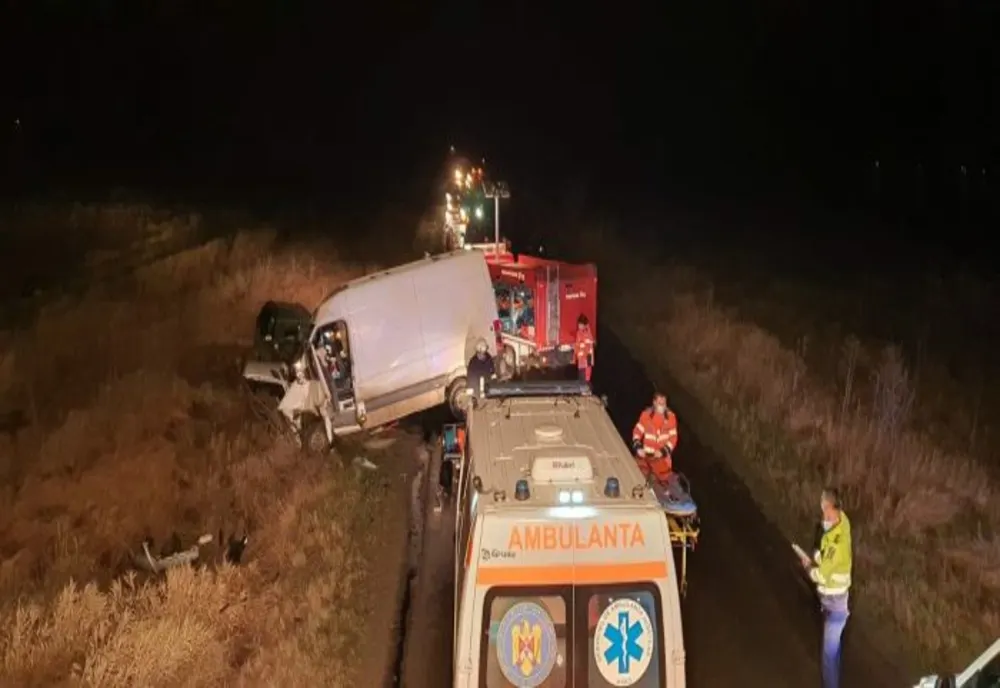 Accident grav în județul Arad. Un microbuz s-a ciocnit frontal cu un autoturism