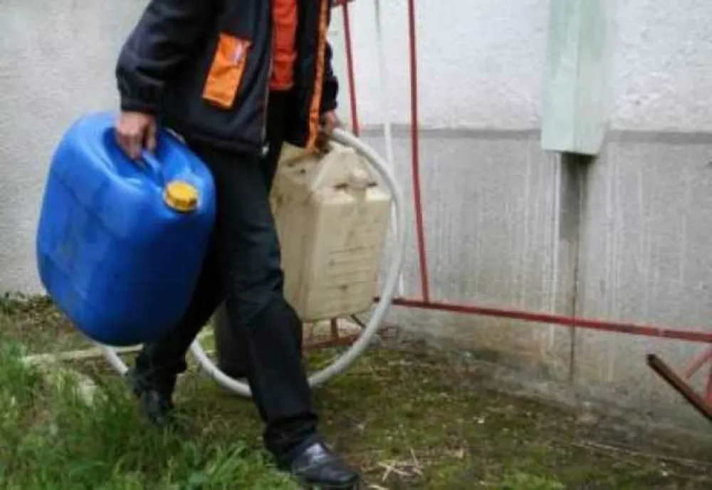 Reținuți pentru furt de combustibil
