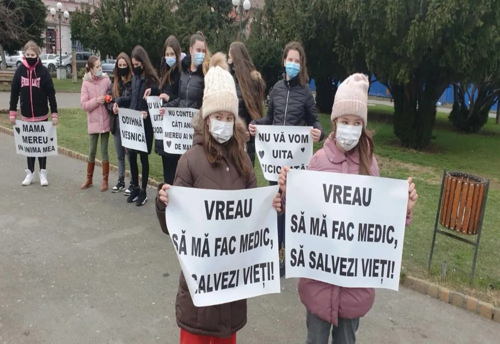 Manifestaţie de comemorare a victimelor COVID-19 cu participarea rudelor unor decedaţi