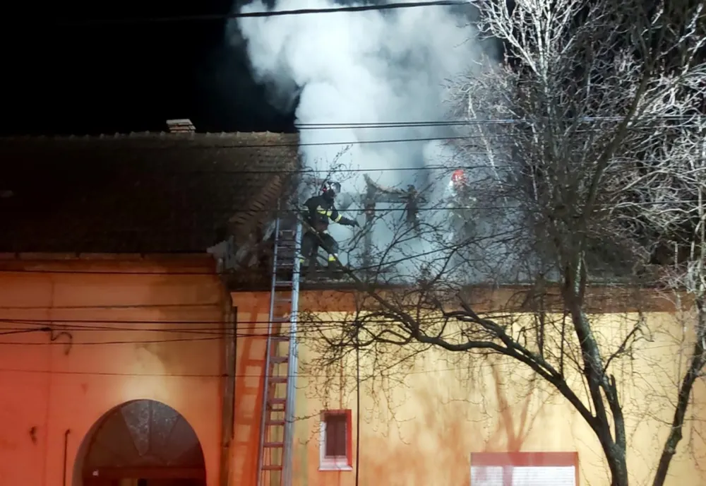 Casă curpinsă de flăcări, pericol de extindere a incendiului