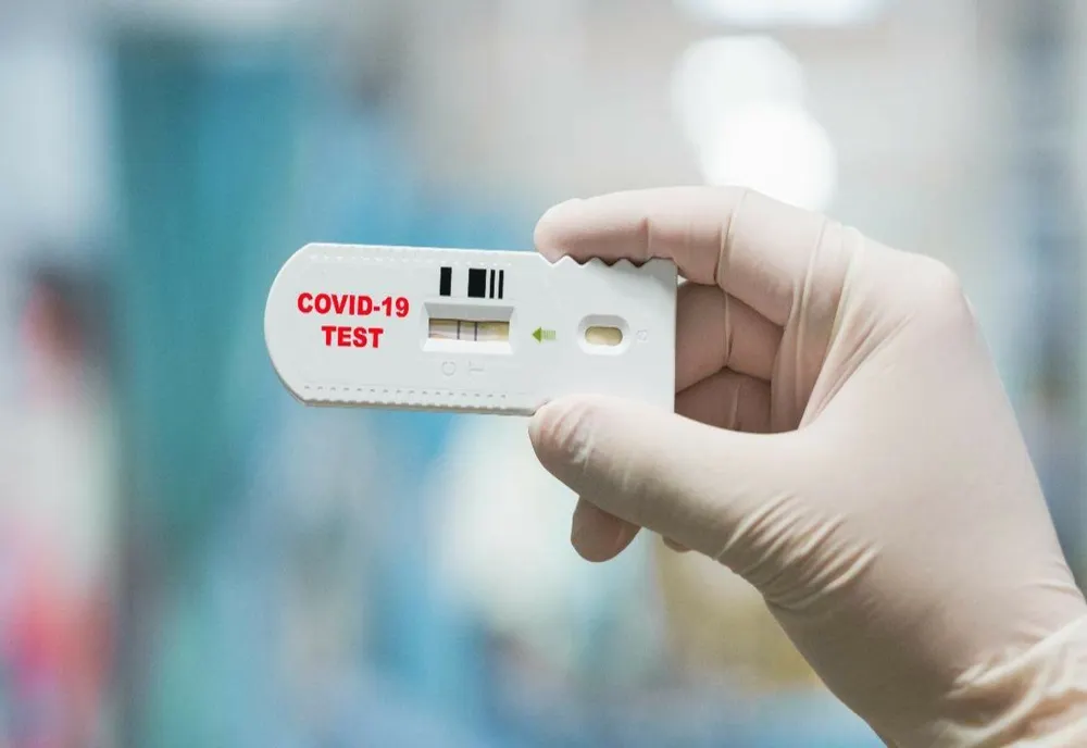 Drama unei familii blocate în România din cauza unui test COVID fals pozitiv