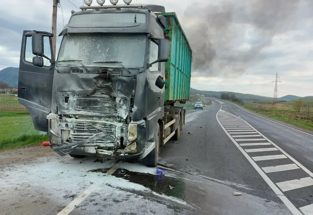 FOTO | Grav accident între Cluj şi Oradea! Un motociclist a murit după ce a intrat într-un TIR