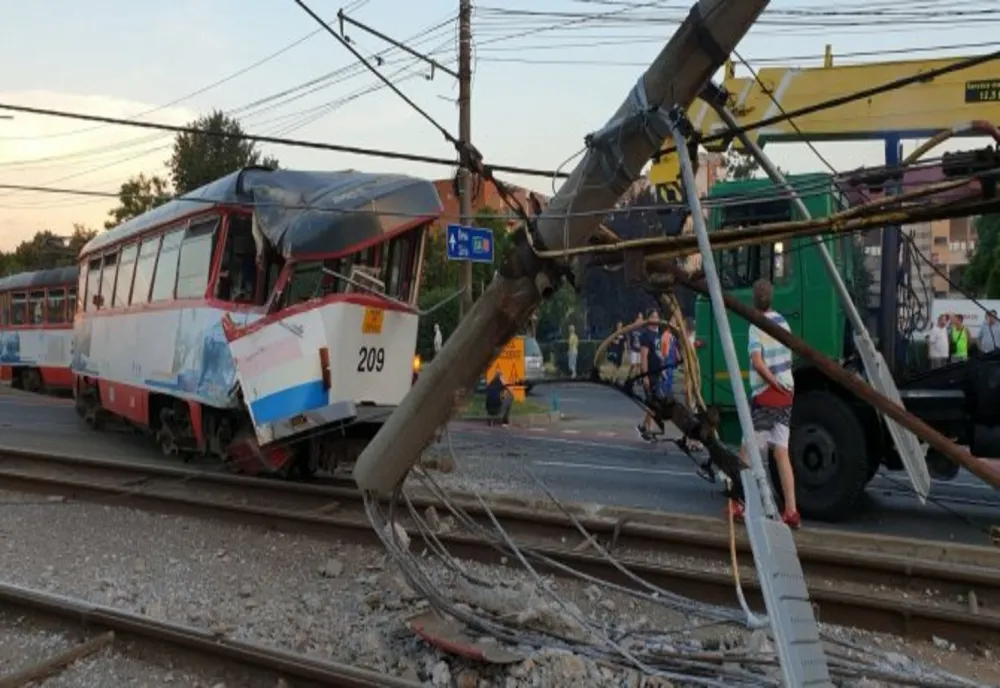 Circulația tramvaielor în zona unde a avut loc deraierea, reluată abia astăzi