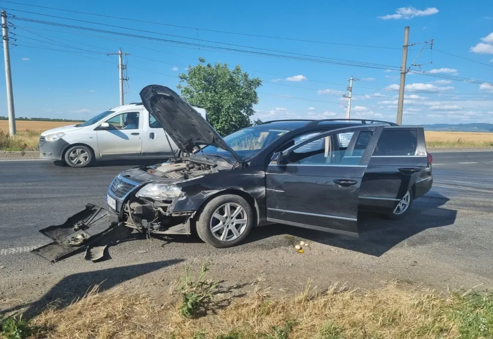 A depășit coloana și a intrat sub un TIR