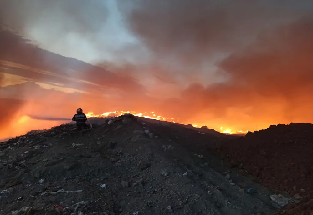 Incendiul de la groapa de gunoi a fost stins, după aproape o săptămână de la izbucnirea flăcărilor