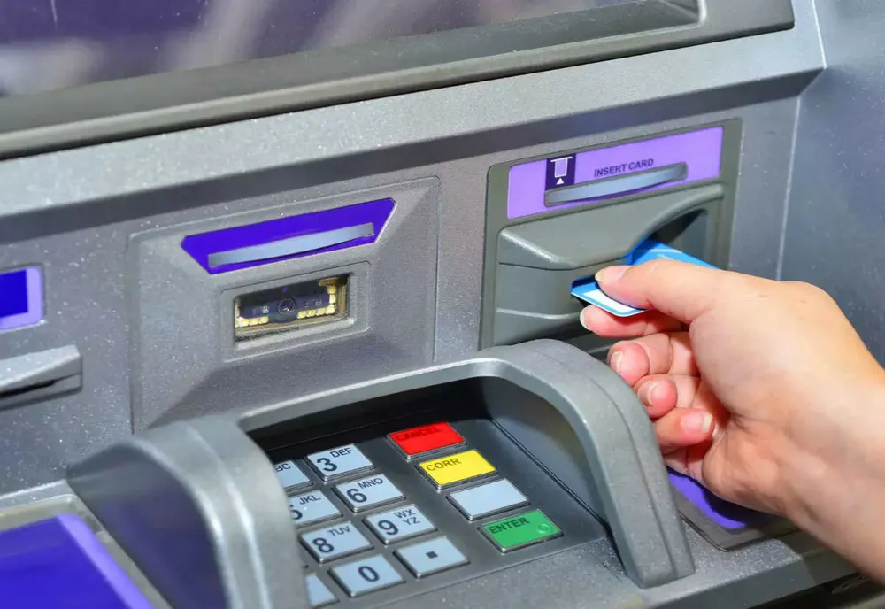 A găsit un card bancar și s-a apucat de cumpărături. Polițiștii arădeni i-au tăiat elanul