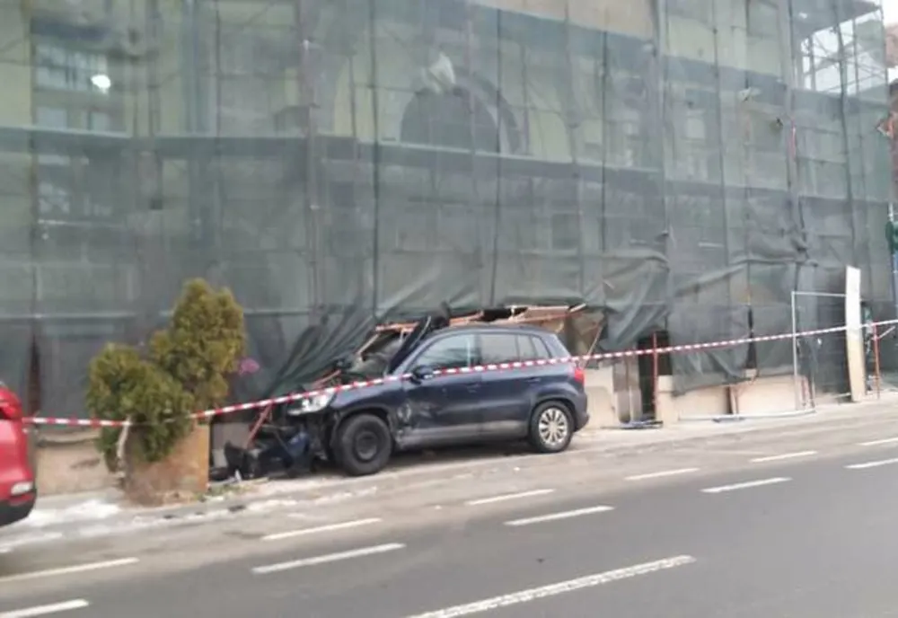 Mașină ajunsă sub o schelă, după o coliziune între autoturisme