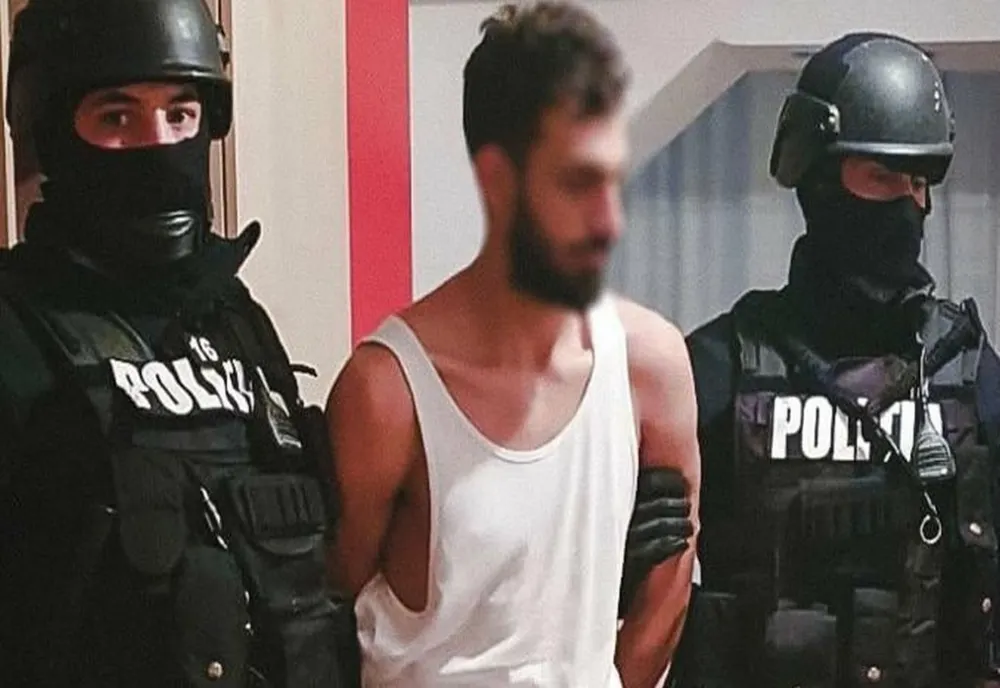Arad: Bărbatul care a ucis fetiţa de 4 ani a concubinei sale şi-a recunoscut fapta în faţa instanţei