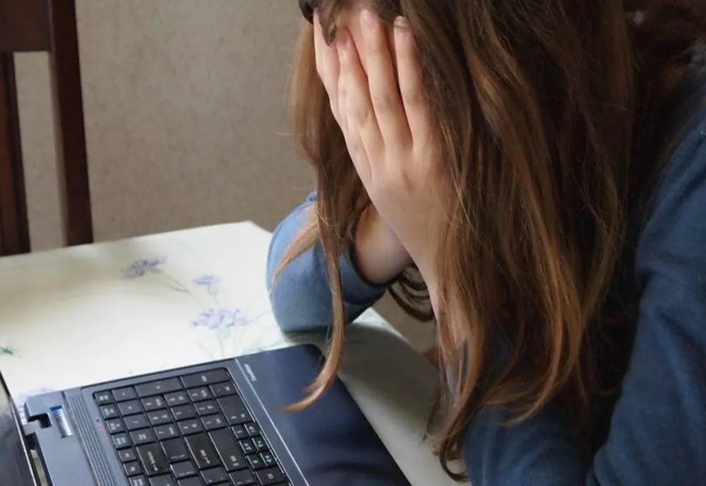 Profesor arădean, cercetat pentru hărţuire după ce ar fi trimis unei eleve de 16 ani mesaje cu tentă sexuală