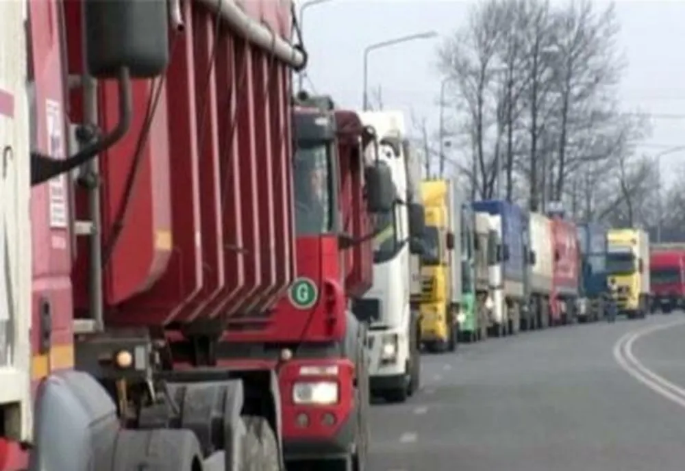  Coloană de camioane de aproximativ 15 kilometri înainte de PTF Vărşand, unde se aşteaptă zece ore