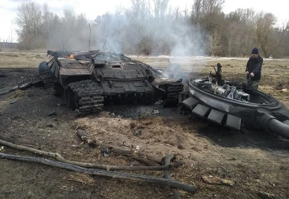 Ruşii, acuzaţi că au împuşcat femei şi au trecut cu tancul peste ele, în Irpin