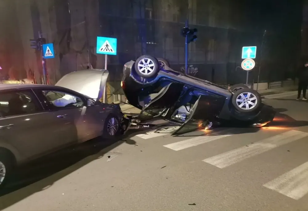 Mașină cu roțile în sus pe trecerea de pietoni