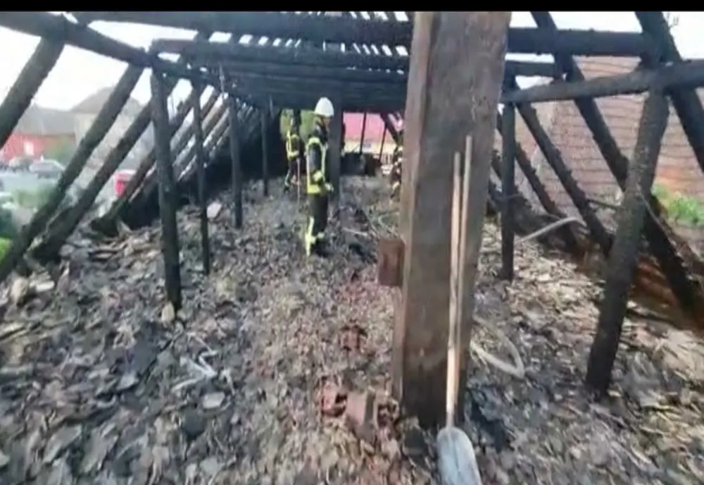 Incendiu în județul Arad. Nenorocirea a pornit de la un scurtcircuit