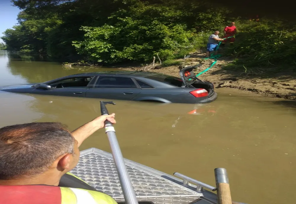 Mister parțial rezolvat: autoturism scos din apele Mureșului
