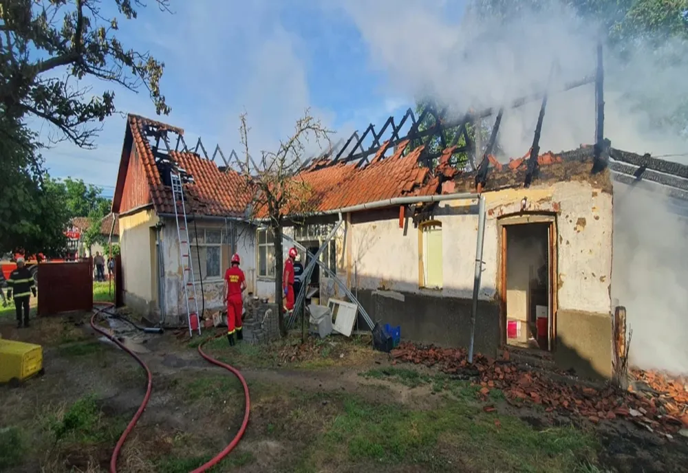 A luat foc o casă, în județul Arad, de la un scurtcircuit
