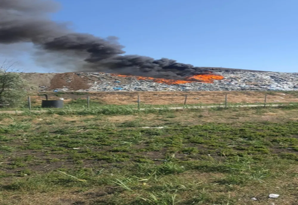 Groapa de gunoi de la ARAD a luat foc. Fumul vizibil de la mare distanță