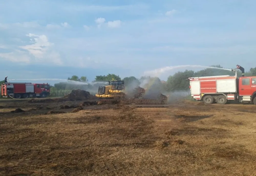 Baloți de paie în flăcări și incendii de vegetație, în județul Arad
